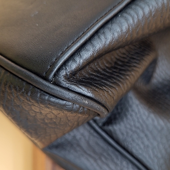 Vera New York Large Black Leather Tote/Handbag with Side Snap & Sig Logo Lining - Picture 10 of 13